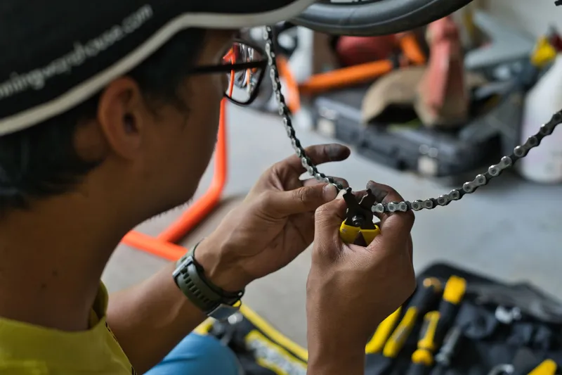 Entretien d’une chaîne de vélo, photo d’illustration