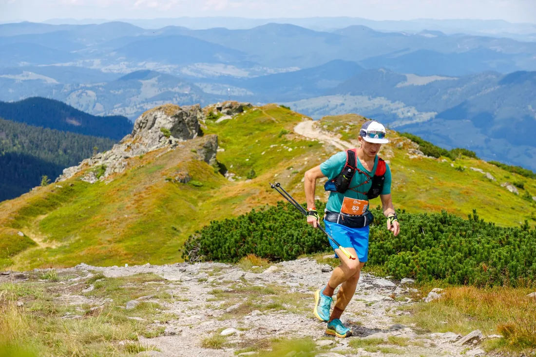 Un coureur sur un sentier de montagne, photo d’illustration