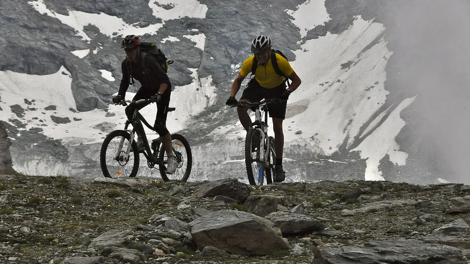 Vététistes dans les montagnes de Verbier